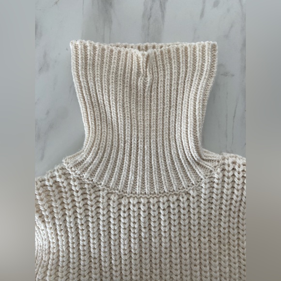 H&M chunky knit sweater vest in Beige color. - Picture 3 of 5